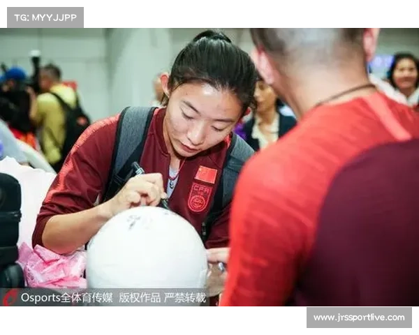 弗兰克携子女绕场致谢浙江球迷，场面感人